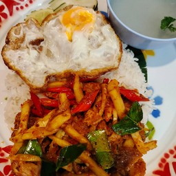 ผัดพริกแกงหมูกรอบ หน่อไม้ +ไข่ดาว