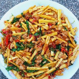 ข้าวกะเพราหน่อไม้ดองหมูสับ