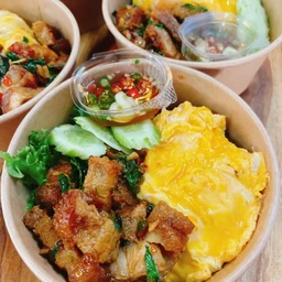 กะเพราหมูกรอบไข่ลาวา