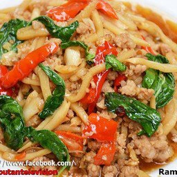 กระเพราหน่อไม้ดองเป็นกับข้าว