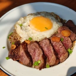 ข้าวผัดมันเนื้อแองกัสชูวีไข่ดองน้ำปลา