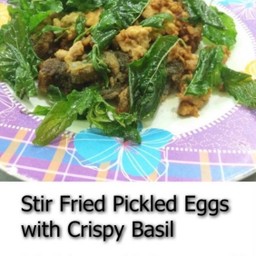 ไข่เยี่ยวม้ากระเพรากรอบไก่