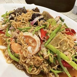 ยำมาม่ารวมมิตรผักกะเฉด