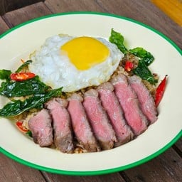 ข้าวกระเพราคลุกเนื้อแองกัสชูวี+ไข่ดาว