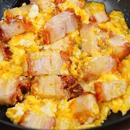 ข้าวไข่ยู่ยี่หมูกรอบ (ไข่2ฟองจ้า)