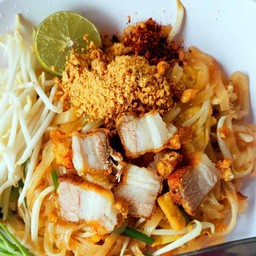 ผัดไทยหน้าหมูกรอบ