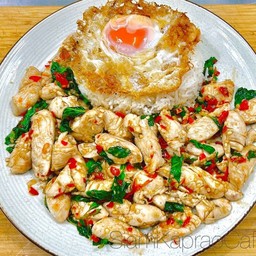 ข้าวกะเพราสันในไก่ 100 g ไข่ดาว