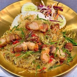ข้าวราดผัดวุ้นเส้นชะอมหมูกรอบ(ขายดีมาก)
