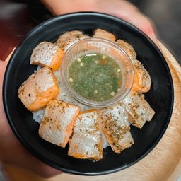 ข้าวหน้าแซลม่อนย่าง พร้อมน้ำจิ้มซีฟู้ด