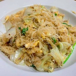 เส้นหมี่ผัดไข่ใส่กะหล่ำ