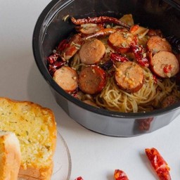 พาสต้าผัดพริกแห้งไส้กรอกเยอรมัน + ขนมปังกระเทียม