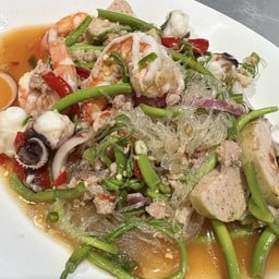 ยำวุ้นเส้นรวมมิตรผักกะเฉด