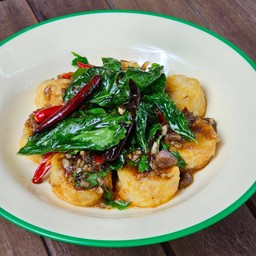 เต้าหู้ไข่กระเพรากรอบ