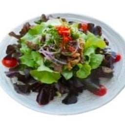 ยำสลัดหนังปลาแซลมอนทอดกรอบ(SP08)