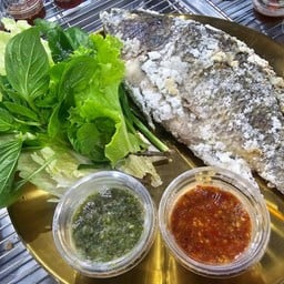 ปลานิลเผา พร้อมผักสด น้ำจิ้ม