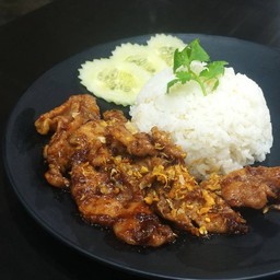 ข้าวราด หมูทอดกระเทียม