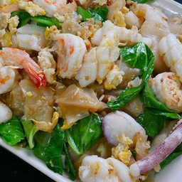 ผัดซีอิ๊วเส้นใหญ่ใส่ไข่ (ทะเล)