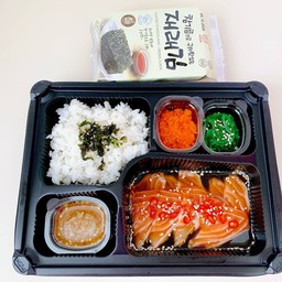 ชุด เซตเบนโตะ แซลมอนดอง14ชิิ้น+สาหร่ายห่อข้าว+ข้าวญี่ปุ่น+ไข่กุ้ง+ยำสาหร่าย+น้ำจิ้มซีฟู๊ด