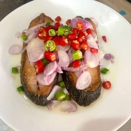 ยำปลาอินทรีเค็ม กับข้าว