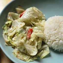 ข้าวราดผัดกะหล่ำปลี