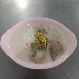 โจ๊กหมูสับและเครื่องในหมูใส่ไข่ไก่