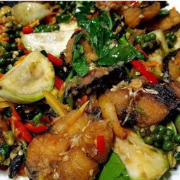 ผัดฉ่าปลาดุกกรอบ