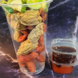 ลูกชิ้นปลาระเบิด ไส้กรอกแดงในตำนาน  แตงกวา น้ำจิ้มพริกคั่ว 2 แบบ