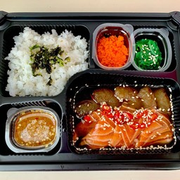ชุด เซตเบนโตะ กุ้ง8ตัว+แซลมอนดอง7ชิิ้น+ข้าวญี่ปุ่น+ไข่กุ้ง+ยำสาหร่าย+น้ำจิ้มซีฟู๊ด