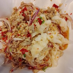 ยำมาม่าเล็บมือนางหมูสับ