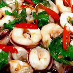 กะเพราปลาหมึก กับข้าว