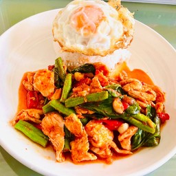 หมูชิ้นผัดพริกแกง+ไข่ดาว ราดข้าว