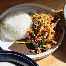 ข้าวราดกะเพราหน่อไม้