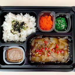 เซตเบนโตะ ปลาหมึกดอง+ข้าวญี่ปุ่น+ไข่กุ้ง+ยำสาหร่าย แถมน้ำจิ้มซีฟู๊ด
