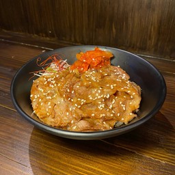 ข้าวหน้าหมูน้ำมันงา (Buta Don)