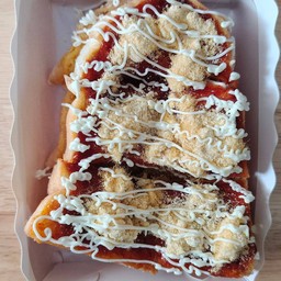 ขนมปังปิ้งพริกเผาไก่หยอง 2 แผ่น