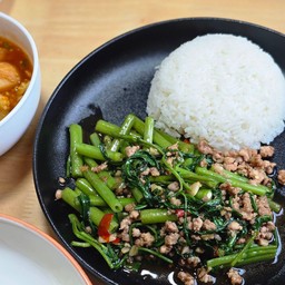 ข้าวราดผัดผักบุ้ง