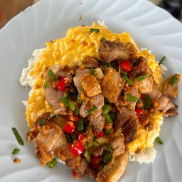 ข้าวหมูกรอบคั่วพริกเกลือ+ไข่ข้น