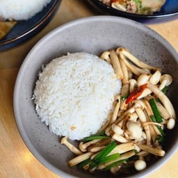 ข้าวราดผัดน้ำมันหอย-เห็ด