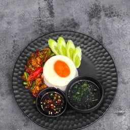 ข้าวผัดเครื่องเเกงไก่ไข่ดาว