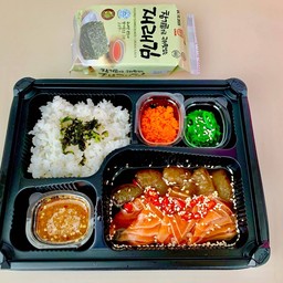 ชุด เซตเบนโตะ กุ้งดอง8ตัว+แซลมอน7ชิ้น+ข้าวญี่ปุ่น+สาหร่ายเกาหลี+ไข่กุ้ง+ยำสาหร่าย แถมน้ำจิ้มซีฟู๊ดแซ่บๆ