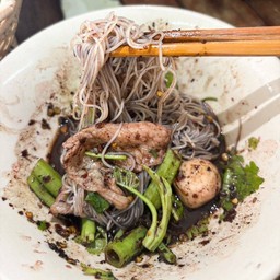 เส้นหมี่ขาวน้ำตกหมู