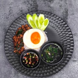 ข้าวผัดกะเพราไก่พริกเเห้งไข่ดาว