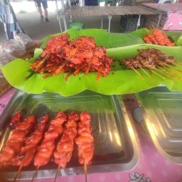 บ๋อมไก่ย่างกุ๊กๆ  อยู่กลางตลาดครับ