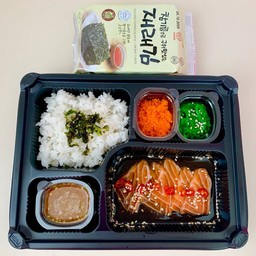 ชุด เซตเบนโตะ แซลมอน7ชิ้น+ข้าวญี่ปุ่น+สาหร่ายเกาหลี+ไข่กุ้ง+ยำสาหร่าย แถมน้ำจิ้มซีฟู๊ดแซ่บๆ