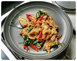 ข้าวกะเพราพริกแห้ง หมูสามชั้น สไลด์