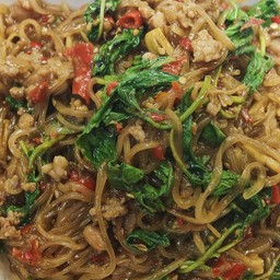 เส้นเล็ก ผัดกระเพราหมูสับ