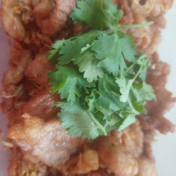 หมูทอดกระเทียมราดข้าว
