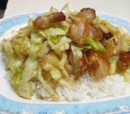 ผัดกะหล่ำปลีราดข้าว