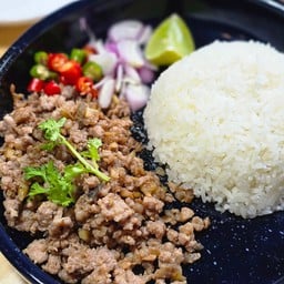 ข้าวราดผัดปลาเค็ม