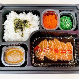 ชุด เซตเบนโตะ แซลมอนดอง7ชิิ้น+ข้าวญี่ปุ่น+ไข่กุ้ง+ยำสาหร่าย+น้ำจิ้มซีฟู๊ดแซ่บๆ